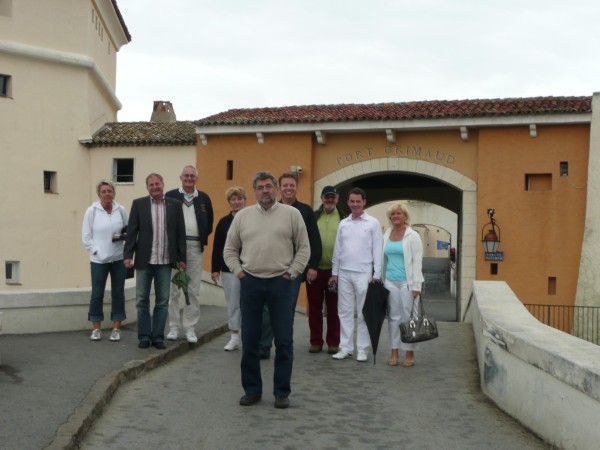 Ein Teil der Truppe vor dem Eingang zur Künstlerstadt